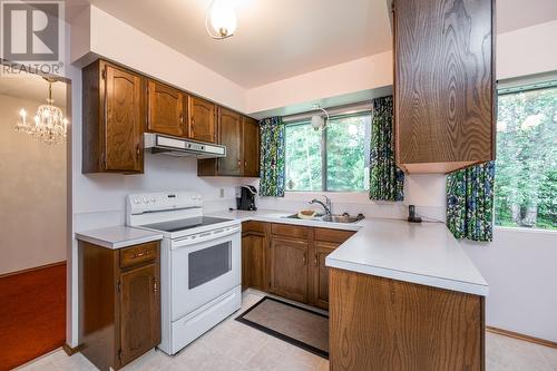 1704 Pearson Avenue, Prince George, BC - Indoor Photo Showing Kitchen With Double Sink