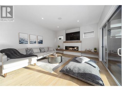 509 Eldorado Road, Kelowna, BC - Indoor Photo Showing Living Room With Fireplace