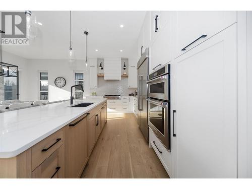 509 Eldorado Road, Kelowna, BC - Indoor Photo Showing Kitchen With Upgraded Kitchen