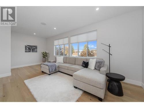 509 Eldorado Road, Kelowna, BC - Indoor Photo Showing Living Room