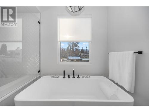 509 Eldorado Road, Kelowna, BC - Indoor Photo Showing Bathroom