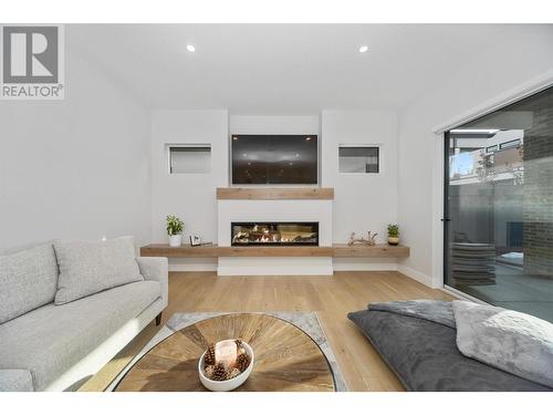 509 Eldorado Road, Kelowna, BC - Indoor Photo Showing Living Room With Fireplace