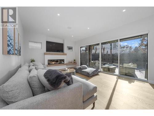 509 Eldorado Road, Kelowna, BC - Indoor Photo Showing Living Room With Fireplace