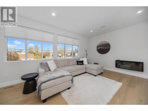 509 Eldorado Road, Kelowna, BC - Indoor Photo Showing Living Room With Fireplace