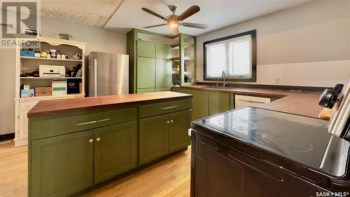 134 Throne Street, Sceptre, SK - Indoor Photo Showing Kitchen