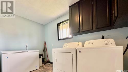 134 Throne Street, Sceptre, SK - Indoor Photo Showing Laundry Room