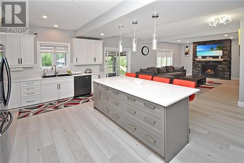 117 Hazelton Dr, Sudbury, ON - Indoor Photo Showing Kitchen With Upgraded Kitchen