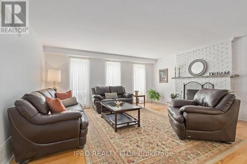 7899 Side Road 15, Halton Hills, ON - Indoor Photo Showing Living Room