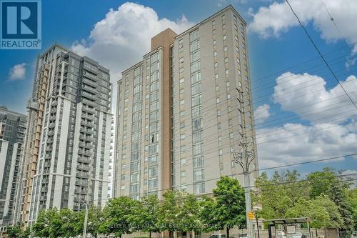 304 - 200 Burnhamthorpe Road E, Mississauga, ON - Indoor Photo Showing Dining Room