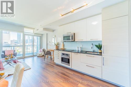 1210 - 210 Simcoe Street E, Toronto (Bay Street Corridor), ON - Indoor Photo Showing Kitchen With Upgraded Kitchen