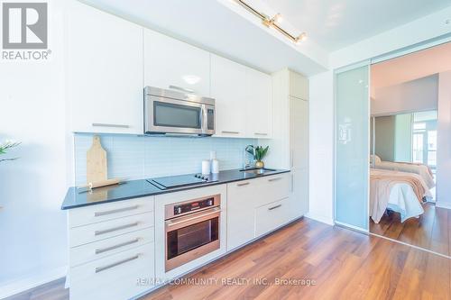 1210 - 210 Simcoe Street E, Toronto (Bay Street Corridor), ON - Indoor Photo Showing Kitchen