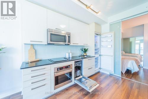 1210 - 210 Simcoe Street E, Toronto (Bay Street Corridor), ON - Indoor Photo Showing Kitchen