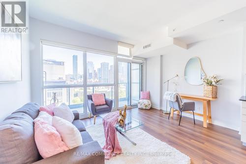 1210 - 210 Simcoe Street E, Toronto (Bay Street Corridor), ON - Indoor Photo Showing Living Room