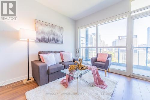 1210 - 210 Simcoe Street E, Toronto (Bay Street Corridor), ON - Indoor Photo Showing Living Room