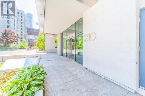 1210 - 210 Simcoe Street E, Toronto (Bay Street Corridor), ON -  With Exterior