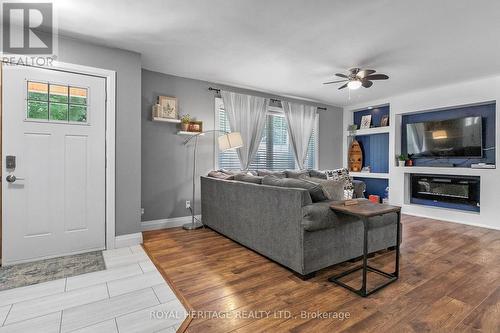 28 Cliffside Drive, Kawartha Lakes, ON - Indoor Photo Showing Living Room