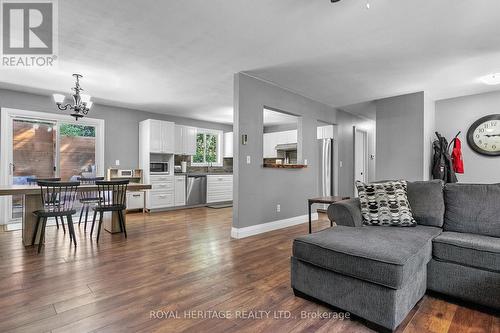 28 Cliffside Drive, Kawartha Lakes, ON - Indoor Photo Showing Living Room