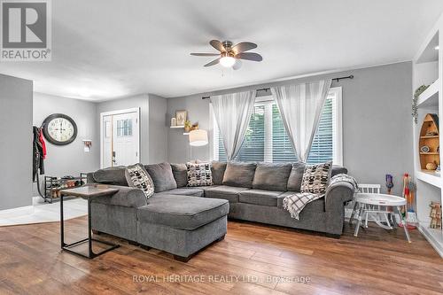 28 Cliffside Drive, Kawartha Lakes, ON - Indoor Photo Showing Living Room