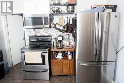 215 4Th Avenue E, Assiniboia, SK - Indoor Photo Showing Kitchen