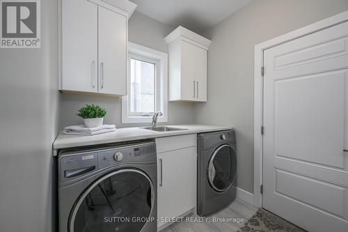 1800 Dewar Place, London, ON - Indoor Photo Showing Laundry Room