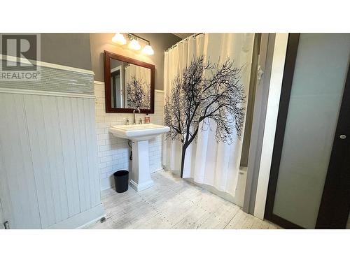 608 E 8Th Avenue, Prince Rupert, BC - Indoor Photo Showing Bathroom