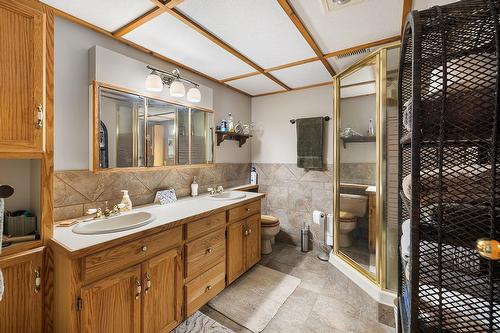 1020 Highway 21, Creston, BC - Indoor Photo Showing Bathroom