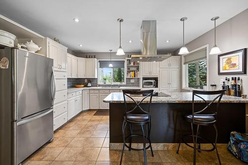 1020 Highway 21, Creston, BC - Indoor Photo Showing Kitchen With Upgraded Kitchen