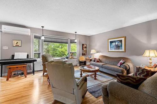 1020 Highway 21, Creston, BC - Indoor Photo Showing Living Room