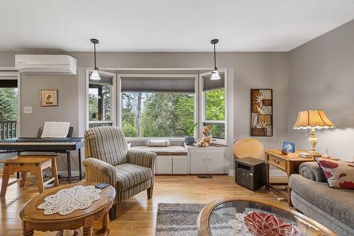 1020 Highway 21, Creston, BC - Indoor Photo Showing Living Room