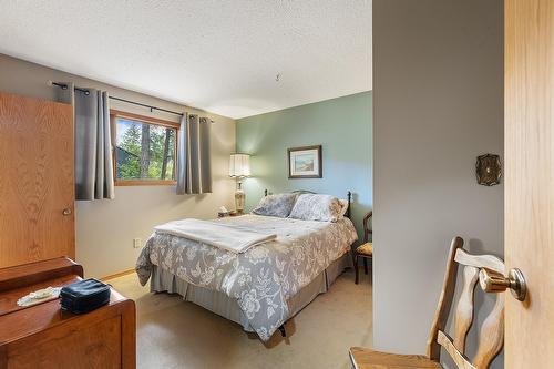 1020 Highway 21, Creston, BC - Indoor Photo Showing Bedroom
