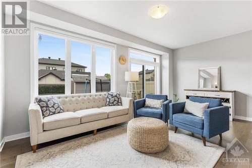 291 Avro Circle, Ottawa, ON - Indoor Photo Showing Living Room