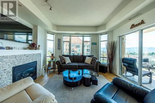 1128 Sunset Drive Unit# 1402, Kelowna, BC - Indoor Photo Showing Living Room With Fireplace