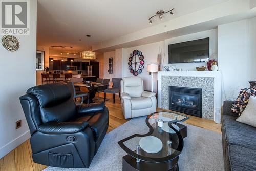 1128 Sunset Drive Unit# 1402, Kelowna, BC - Indoor Photo Showing Living Room With Fireplace