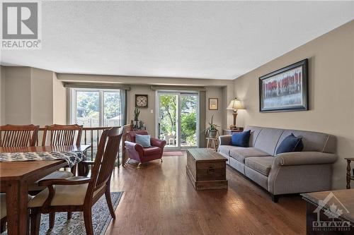 50 Kenmare Place, Ottawa, ON - Indoor Photo Showing Living Room