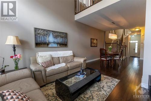 6077 North Bluff Drive, Ottawa, ON - Indoor Photo Showing Living Room