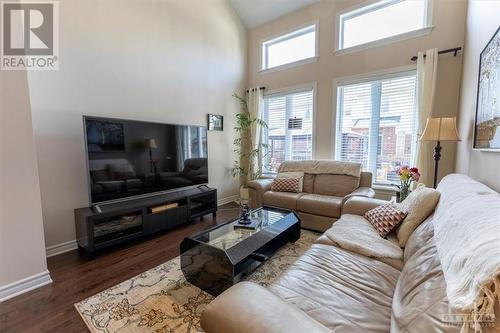 6077 North Bluff Drive, Ottawa, ON - Indoor Photo Showing Living Room