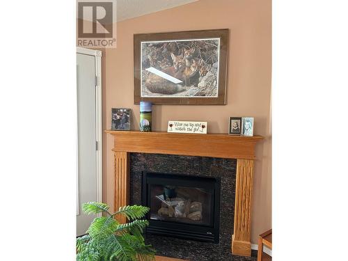 686 6 Street, Vernon, BC - Indoor Photo Showing Living Room With Fireplace