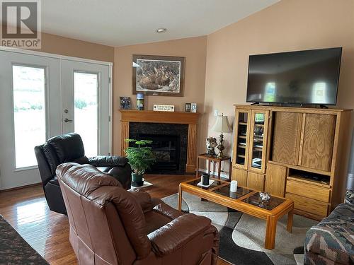 686 6 Street, Vernon, BC - Indoor Photo Showing Living Room With Fireplace