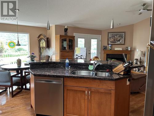 686 6 Street, Vernon, BC - Indoor Photo Showing Kitchen With Double Sink