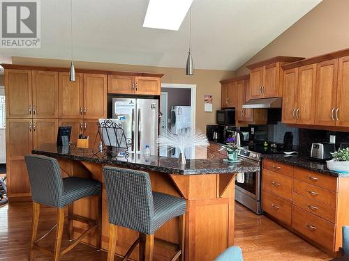 686 6 Street, Vernon, BC - Indoor Photo Showing Kitchen