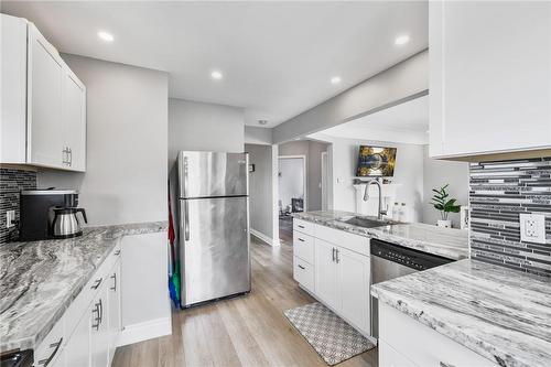 158 East 38Th Street, Hamilton, ON - Indoor Photo Showing Kitchen With Upgraded Kitchen