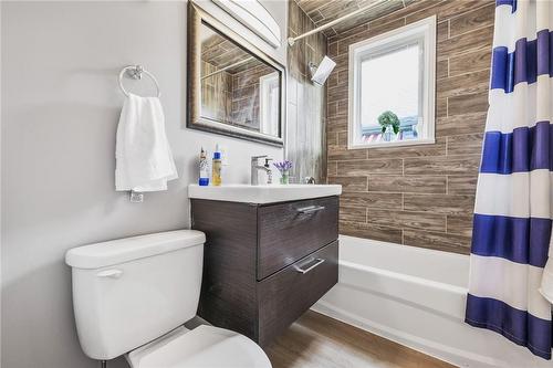 158 East 38Th Street, Hamilton, ON - Indoor Photo Showing Bathroom