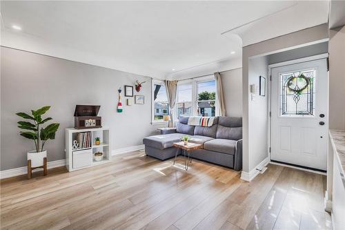 158 East 38Th Street, Hamilton, ON - Indoor Photo Showing Living Room