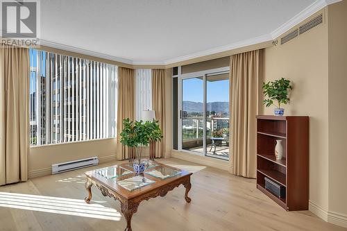 1152 Sunset Drive Unit# 1003, Kelowna, BC - Indoor Photo Showing Living Room