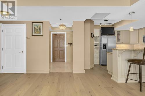 1152 Sunset Drive Unit# 1003, Kelowna, BC - Indoor Photo Showing Kitchen