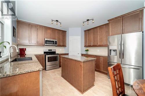 23 Hibiscus Way, Ottawa, ON - Indoor Photo Showing Kitchen