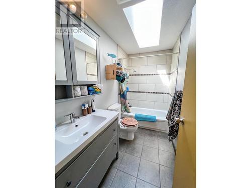 1026 10Th  Avenue, Invermere, BC - Indoor Photo Showing Bathroom