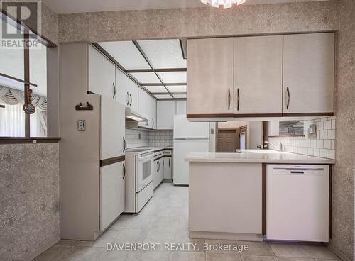 36 Ridgeway Avenue, Guelph (Pine Ridge), ON - Indoor Photo Showing Kitchen