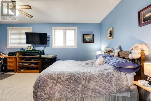 10 Grassyplain Drive, Hamilton, ON - Indoor Photo Showing Bedroom
