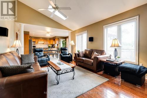 10 Grassyplain Drive, Hamilton, ON - Indoor Photo Showing Living Room